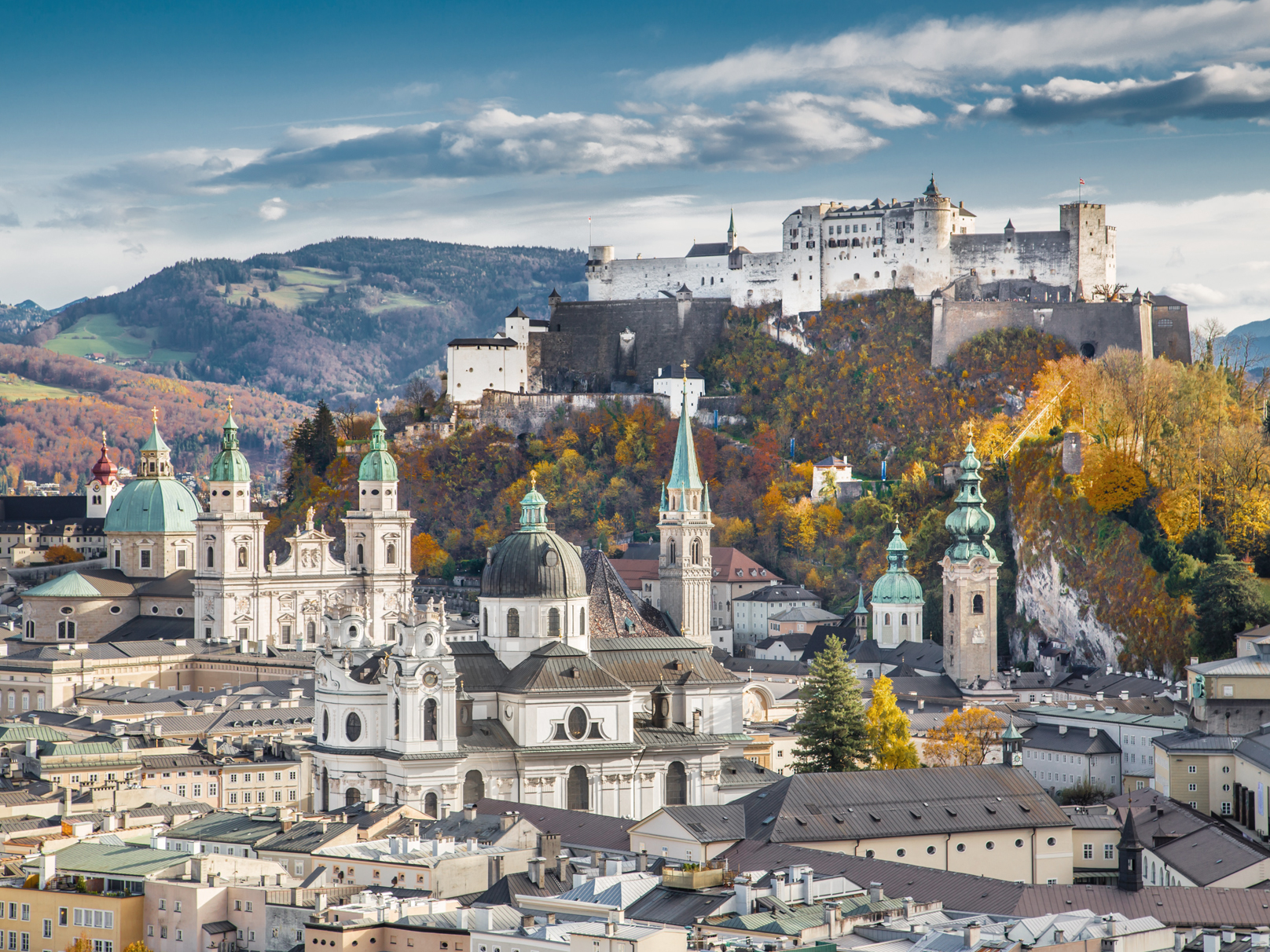 Das Bild zeigt die Altstadt von Salzburg.