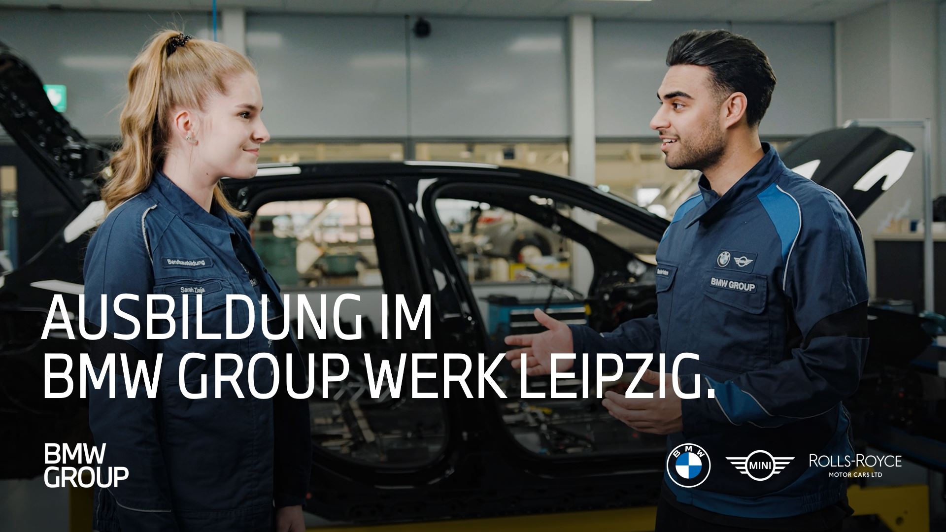 Zwei Auszubildende der BMW Group unterhalten sich über die Ausbildung im BMW Group Werk Leipzig.