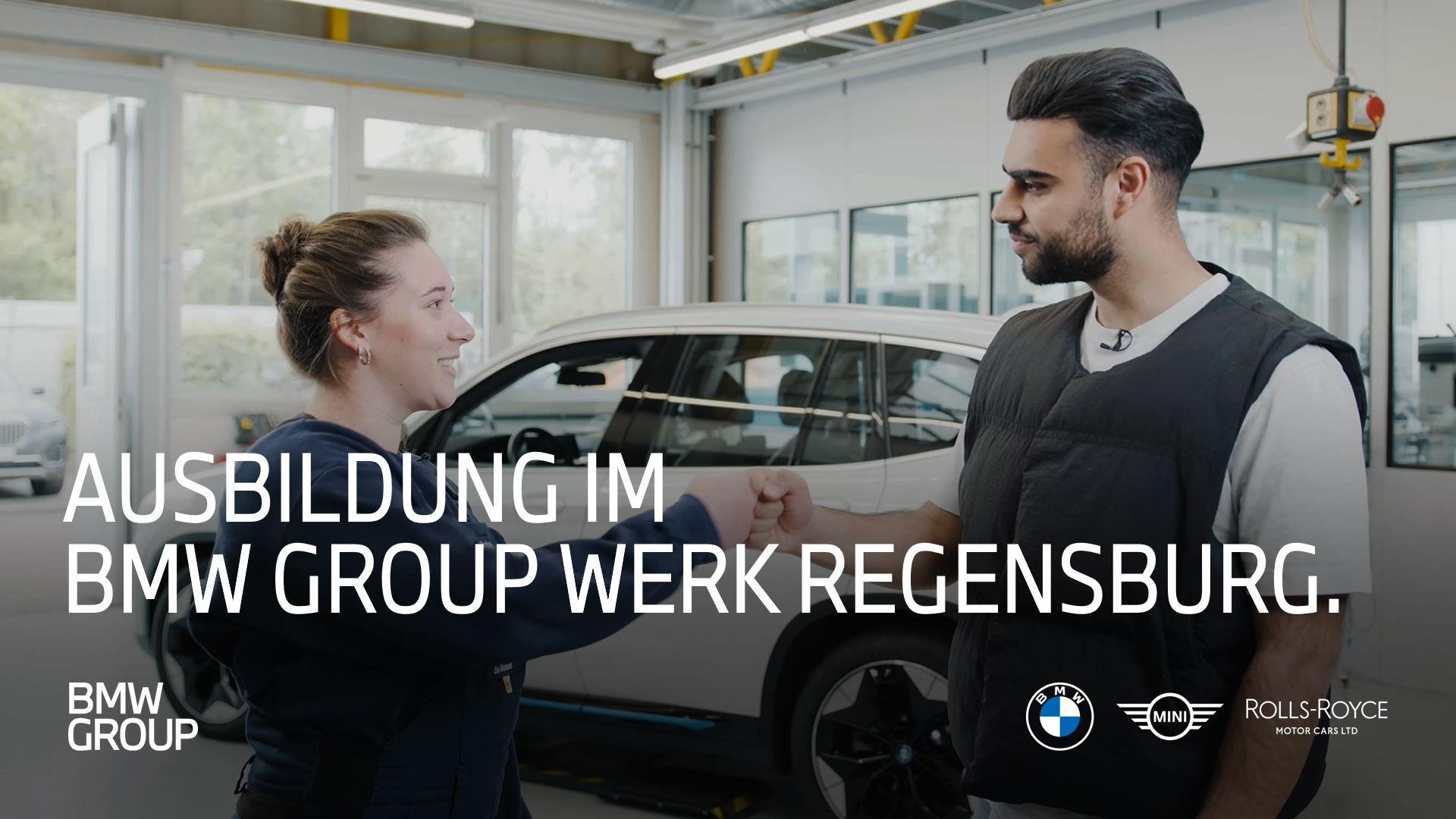 Zwei Personen unterhalten sich über die Ausbildung im BMW Group Werk Regensburg