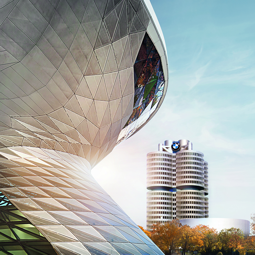 Das Bild zeigt die Architektur des BMW Doppelkegels in München.
