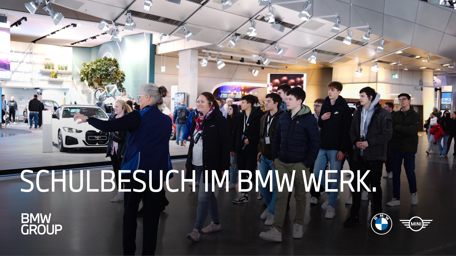Eine Schulklasse bei einer Führung durch die BMW Welt