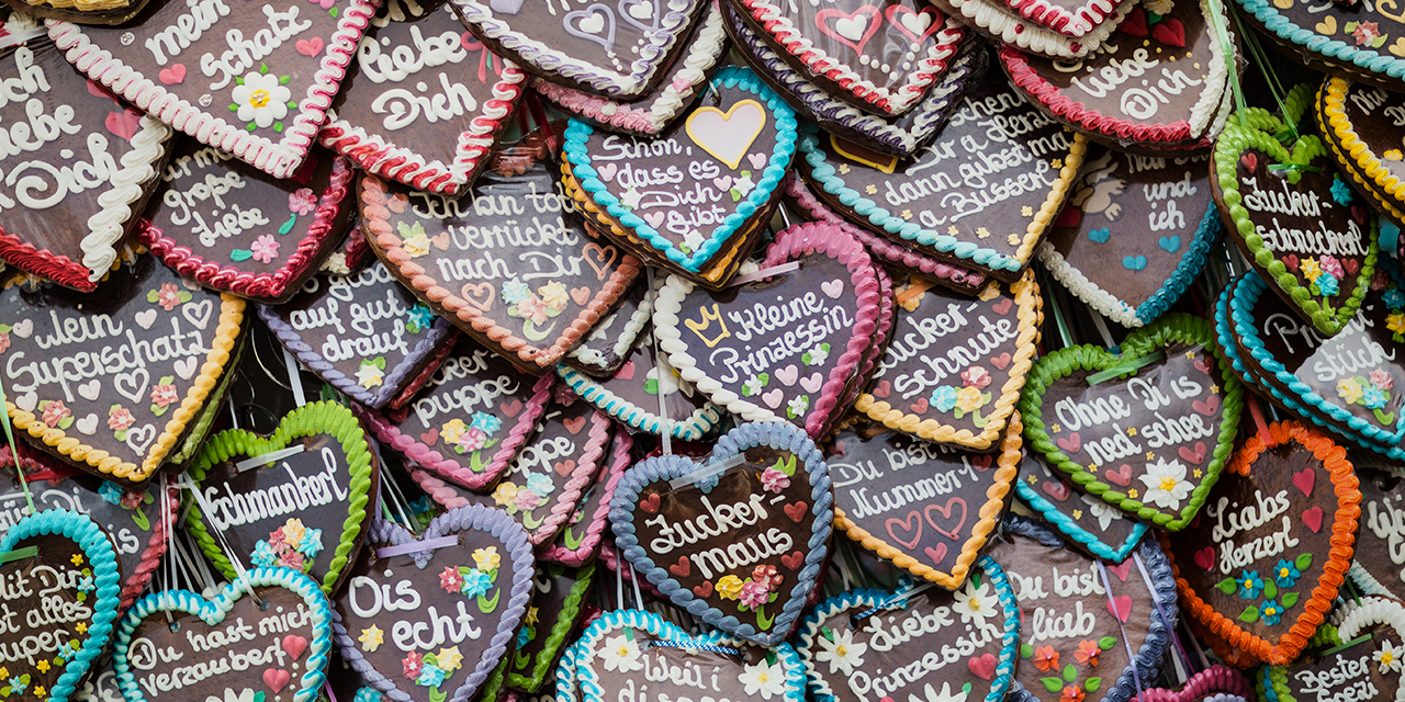 The picture shows different gingerbread hearts on a market stall.