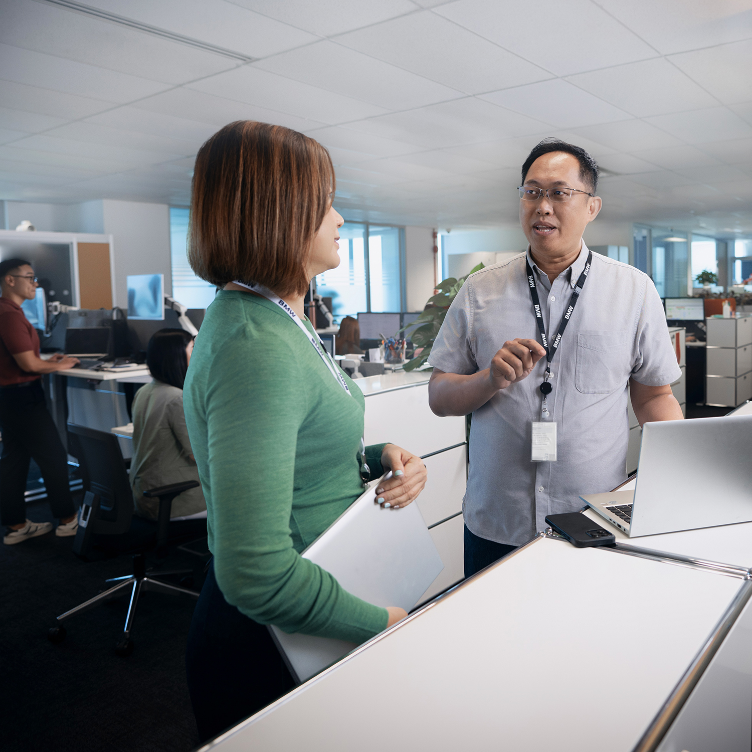 Two colleagues are having a conversation in the office