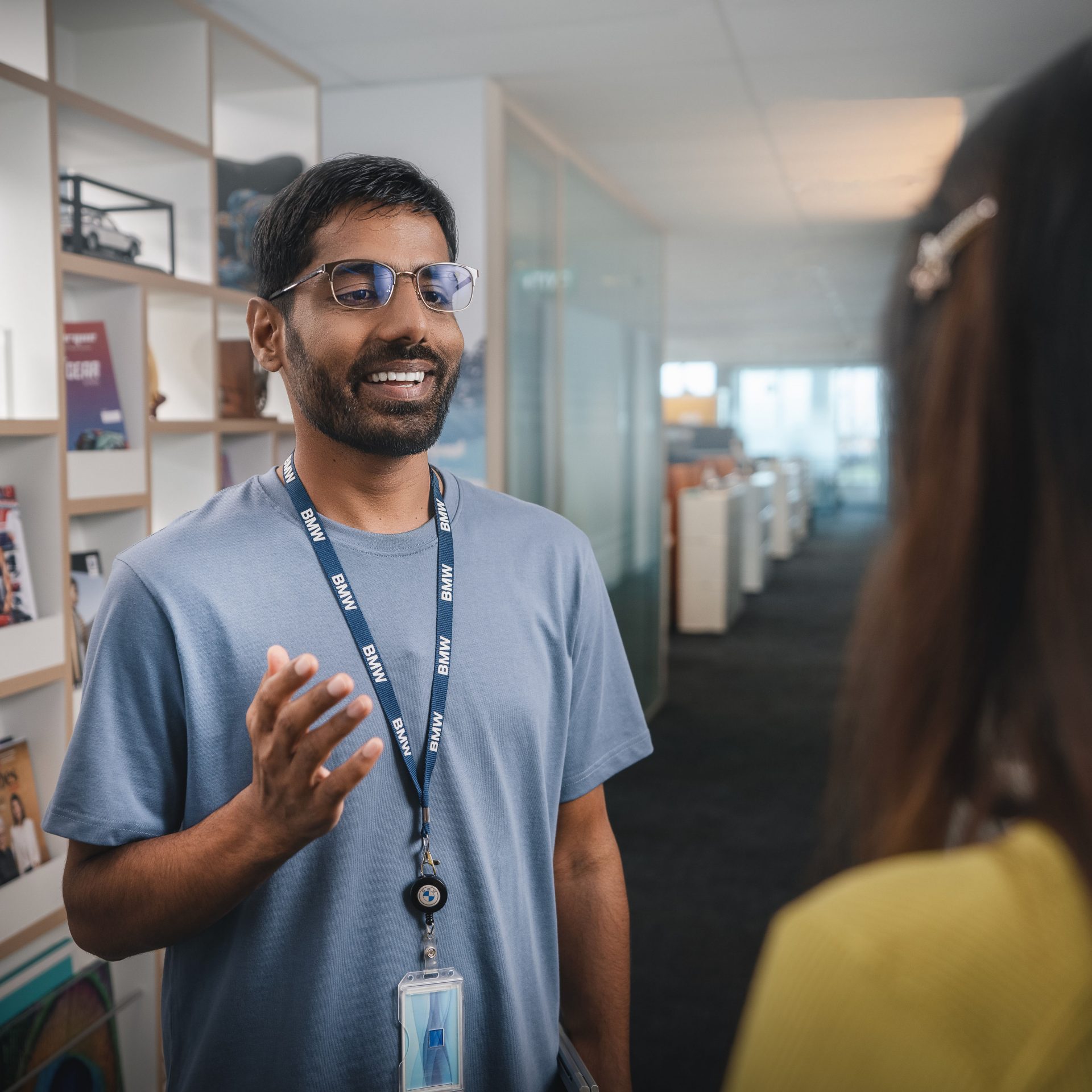 Two colleagues are having a conversation in the office