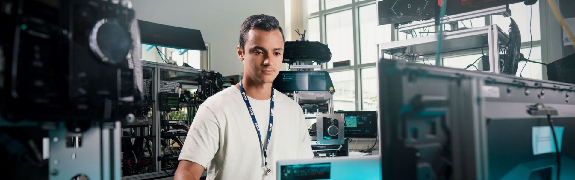 One BMW colleague working in IT operations discuss something on the computer.