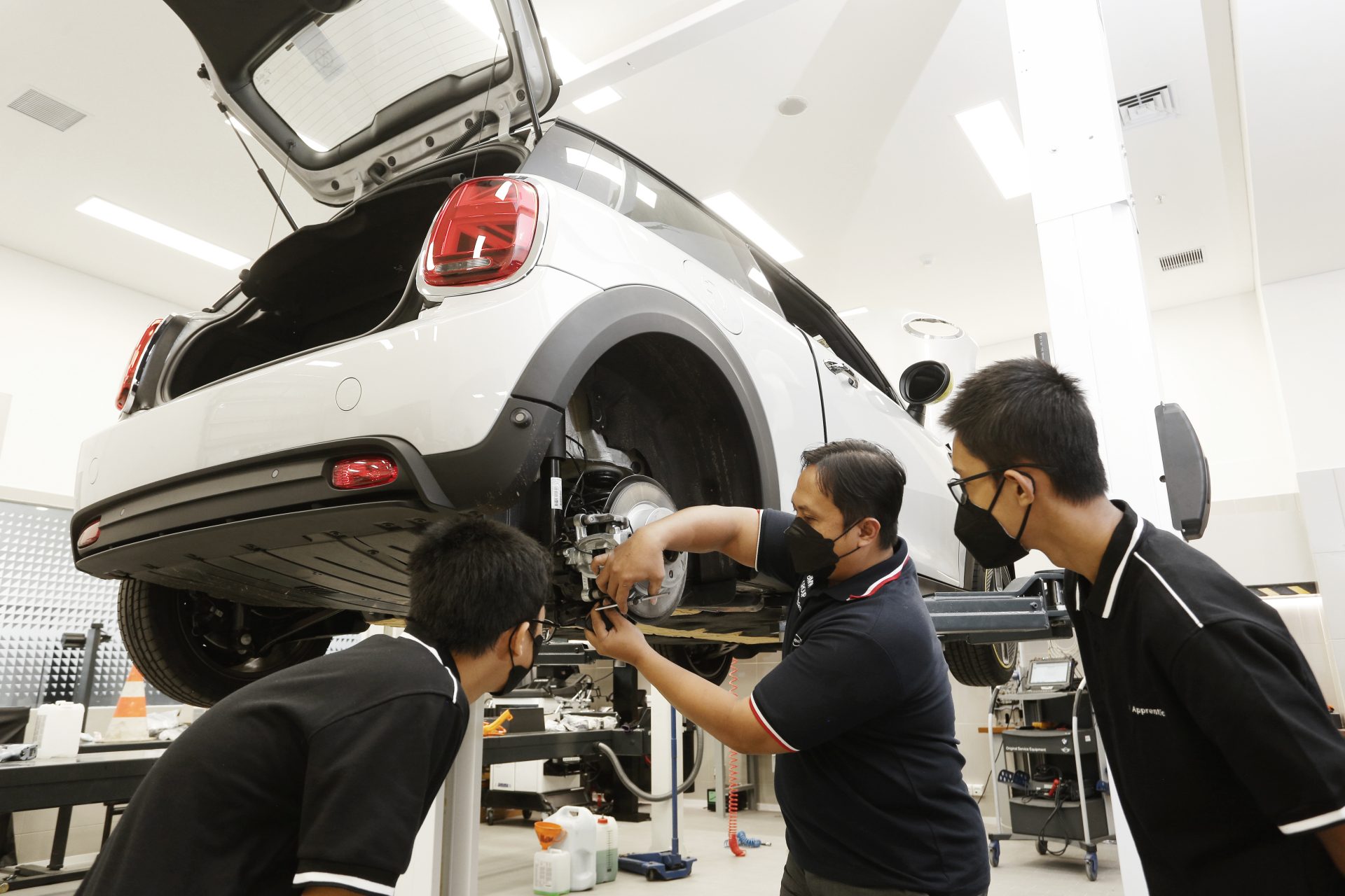 This picture show a training session in the workshop area in the BMW Group Indonesia Training Centre.
