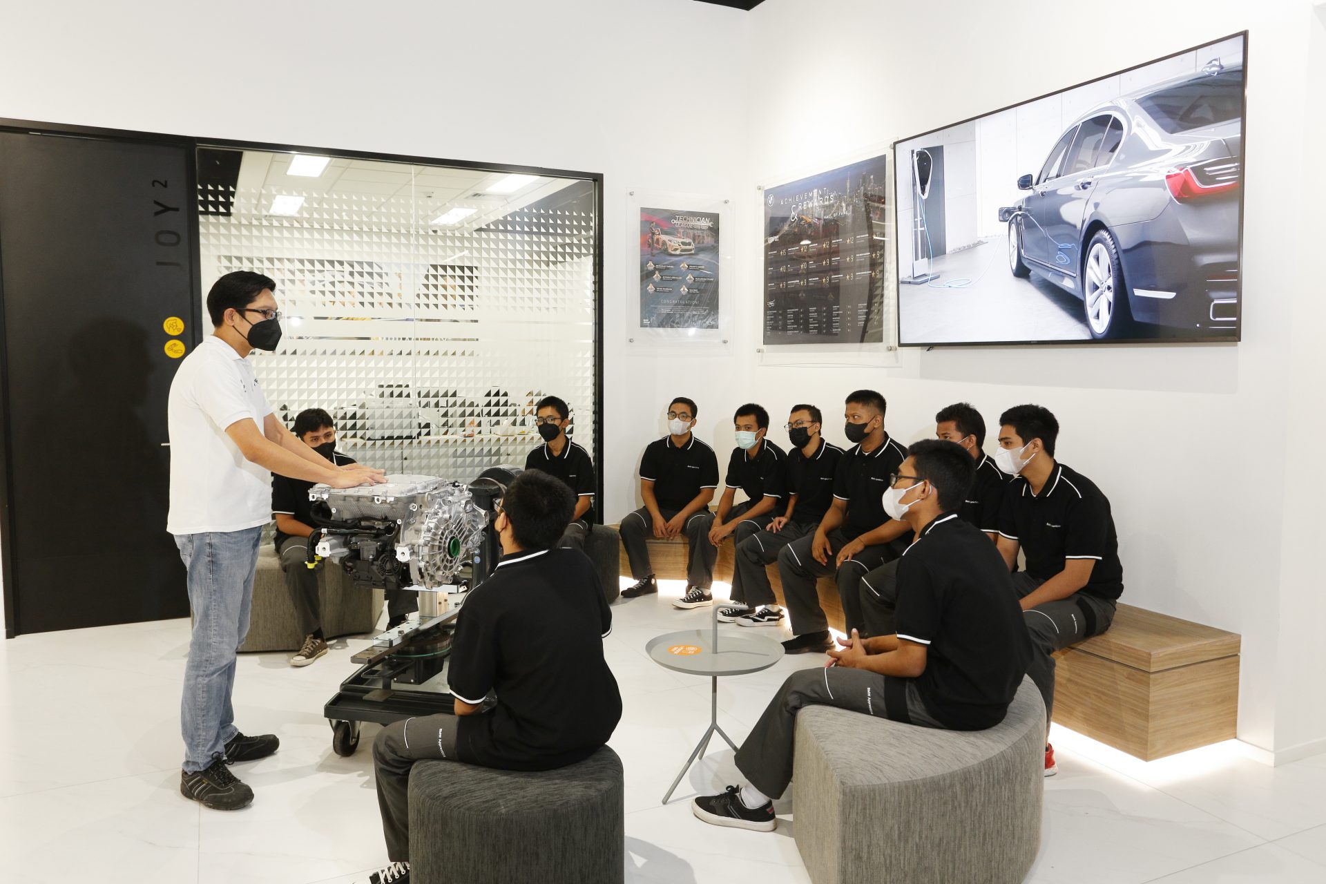 This picture shows a training session in the BMW Group Indonesia Training Centre.