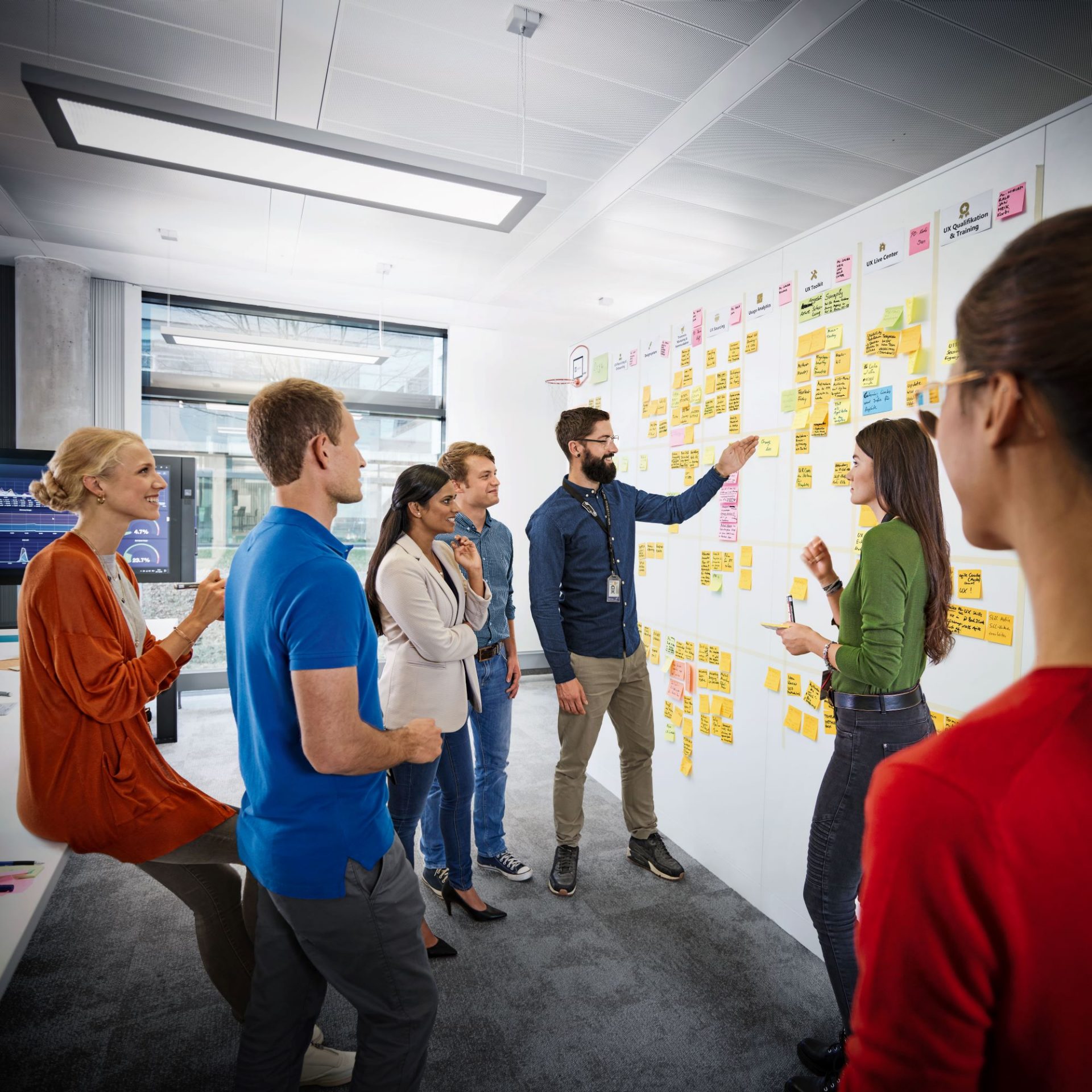 The image shows a meeting situation between BMW Group colleagues.