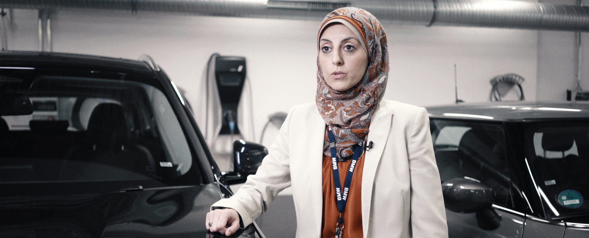 Das Bild zeigt Samira Testmanagerin E-Antrieb der BMW Group