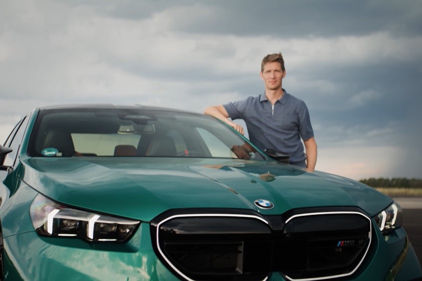 BMW Ingenieur Axel mit grünem BMW M5