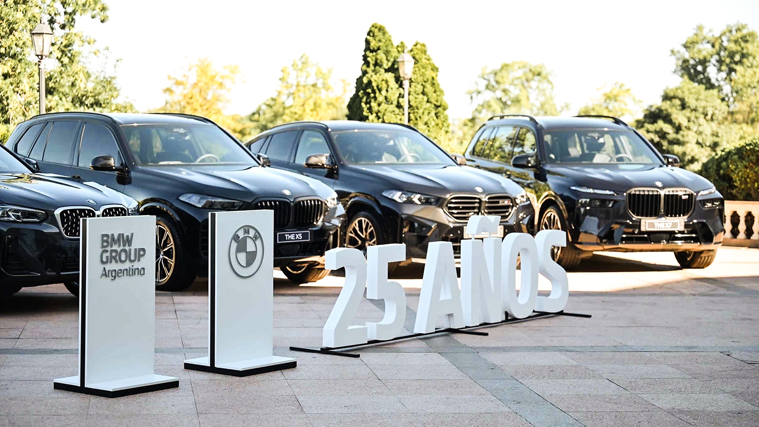 Cuatro autos y el letrero «25 años» para celebrar los 25 años de BMW Group Argentina.