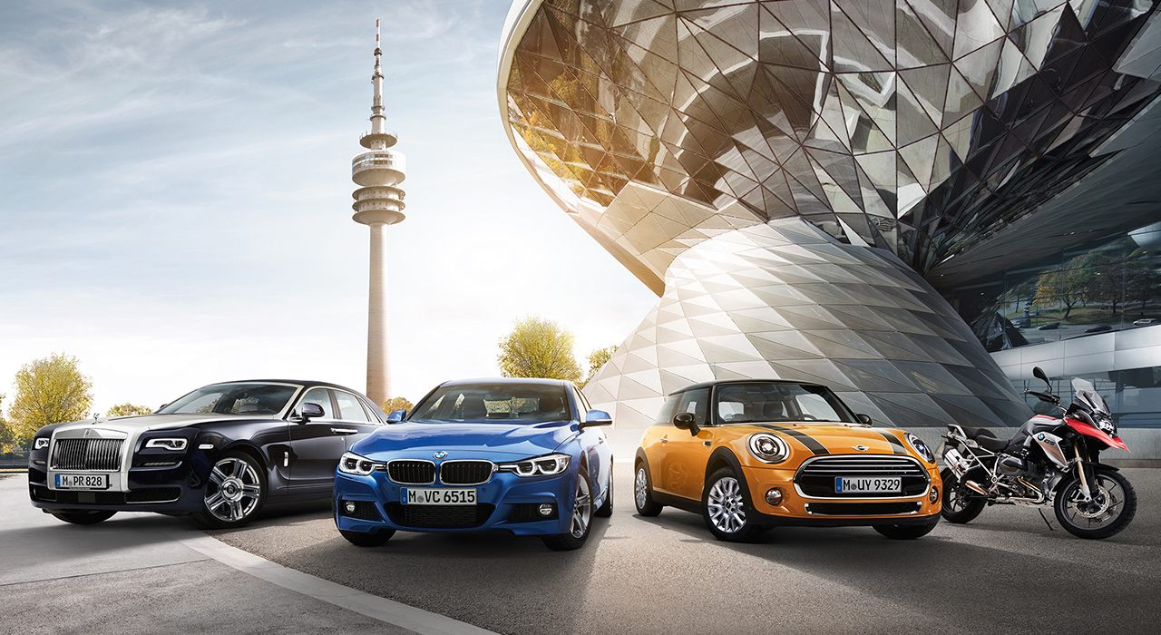 Dieses Foto zeigt eine Auswahl an Fahrzeugen von BMW, BMW Motorrad, MINI und Rolls Royce vor dem BMW Welt Doppelkegel in München.