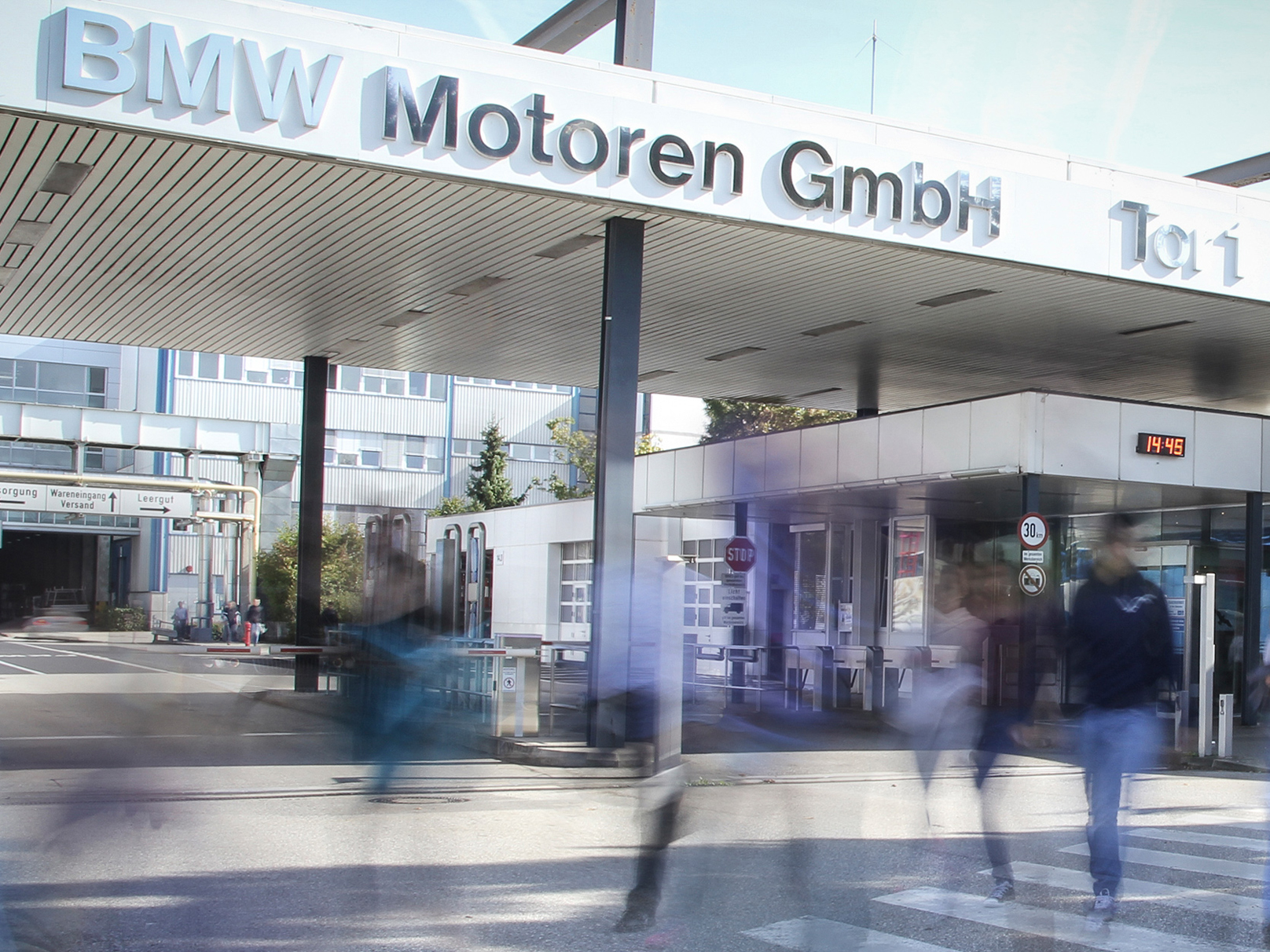 Das Bild zeigt den Eingang zur BMW Group Steyr.
