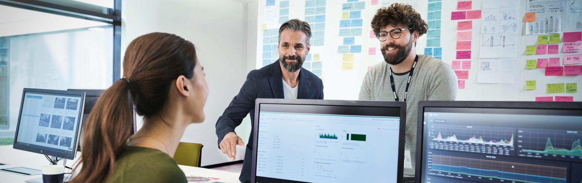 Zwei Kolleg:innen arbeiten gemeinsam mit Ihrem Betreuer.