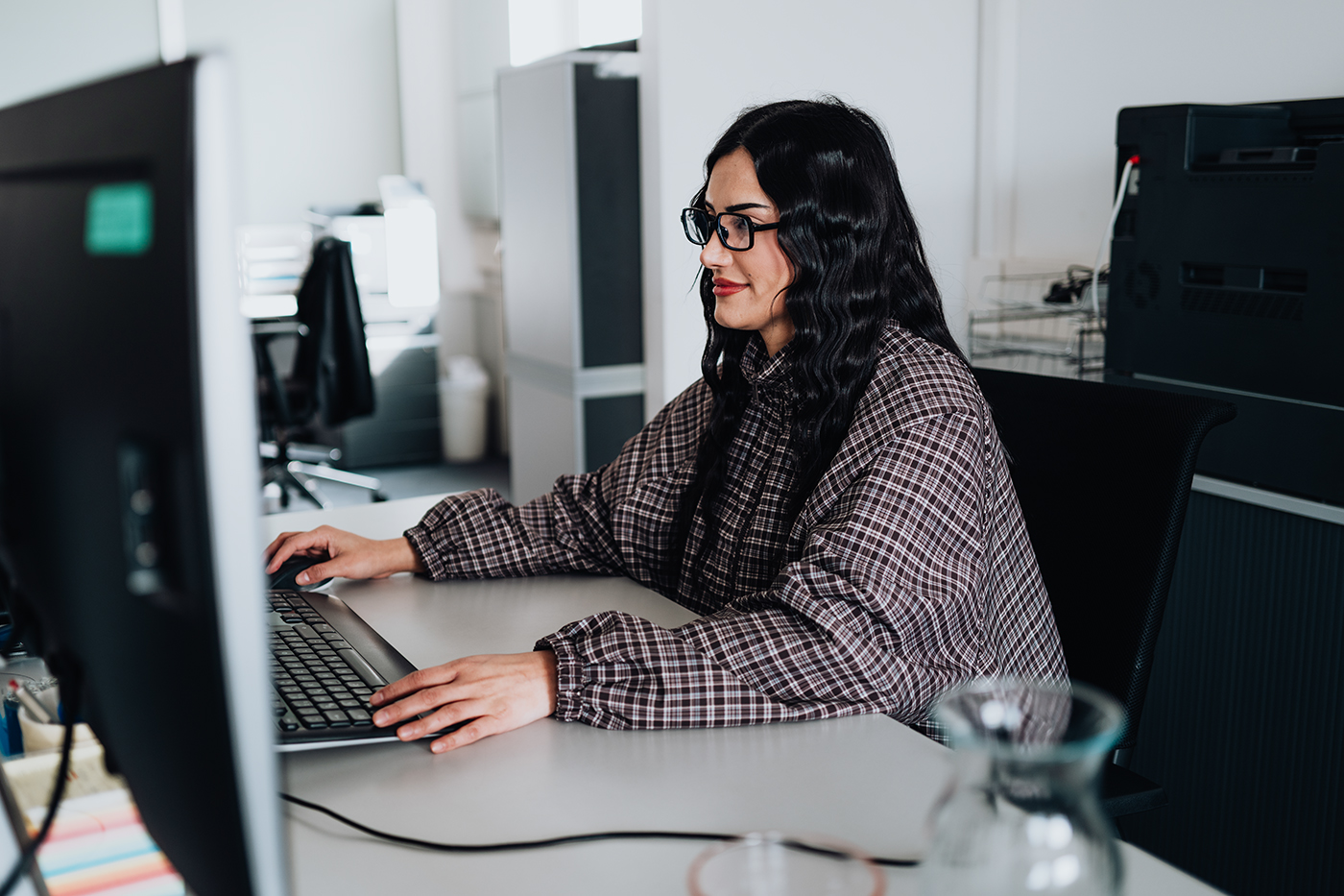 Lehrling Finanz- und Rechnungswesen bei der Arbeit am Laptop