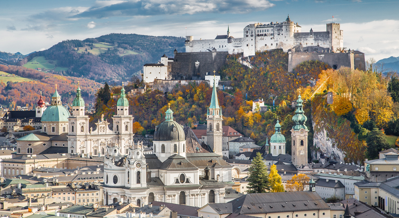 Blick auf die Stadt Salzburg und die Festung Hohensalzburg.