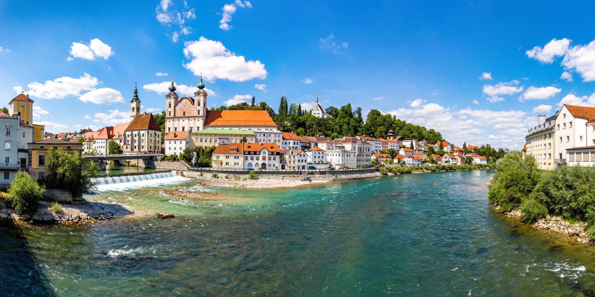The photo shows a photograph of the town of Steyr.