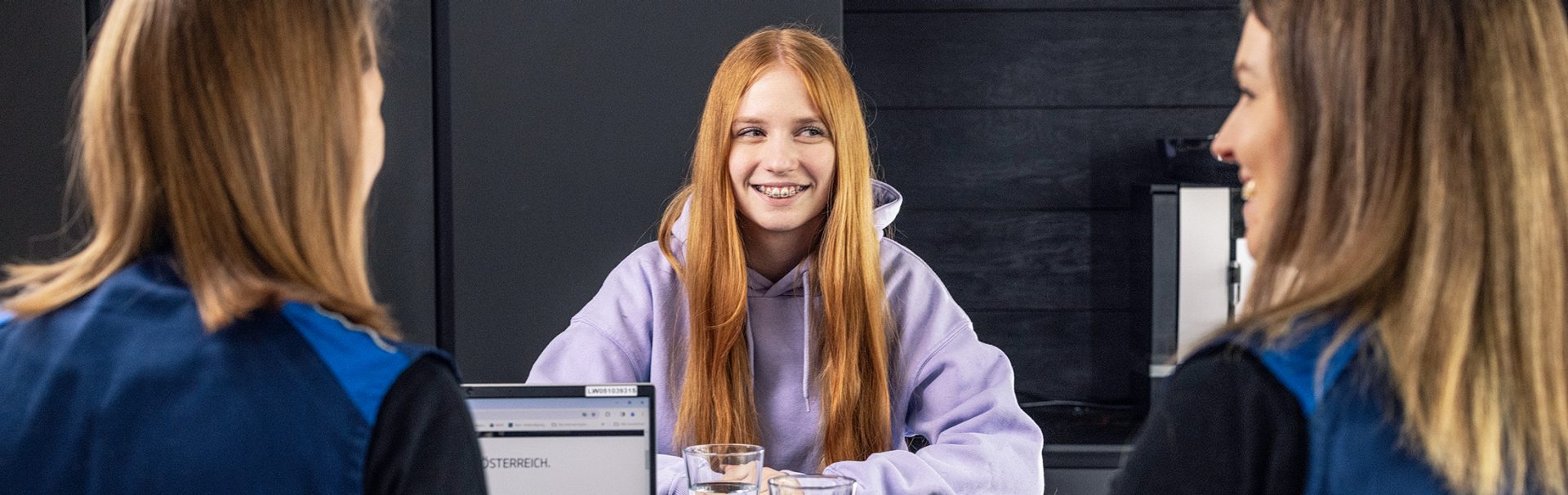 Zwei BMW Mitarbeitende mit einer Schülerpraktikantin.