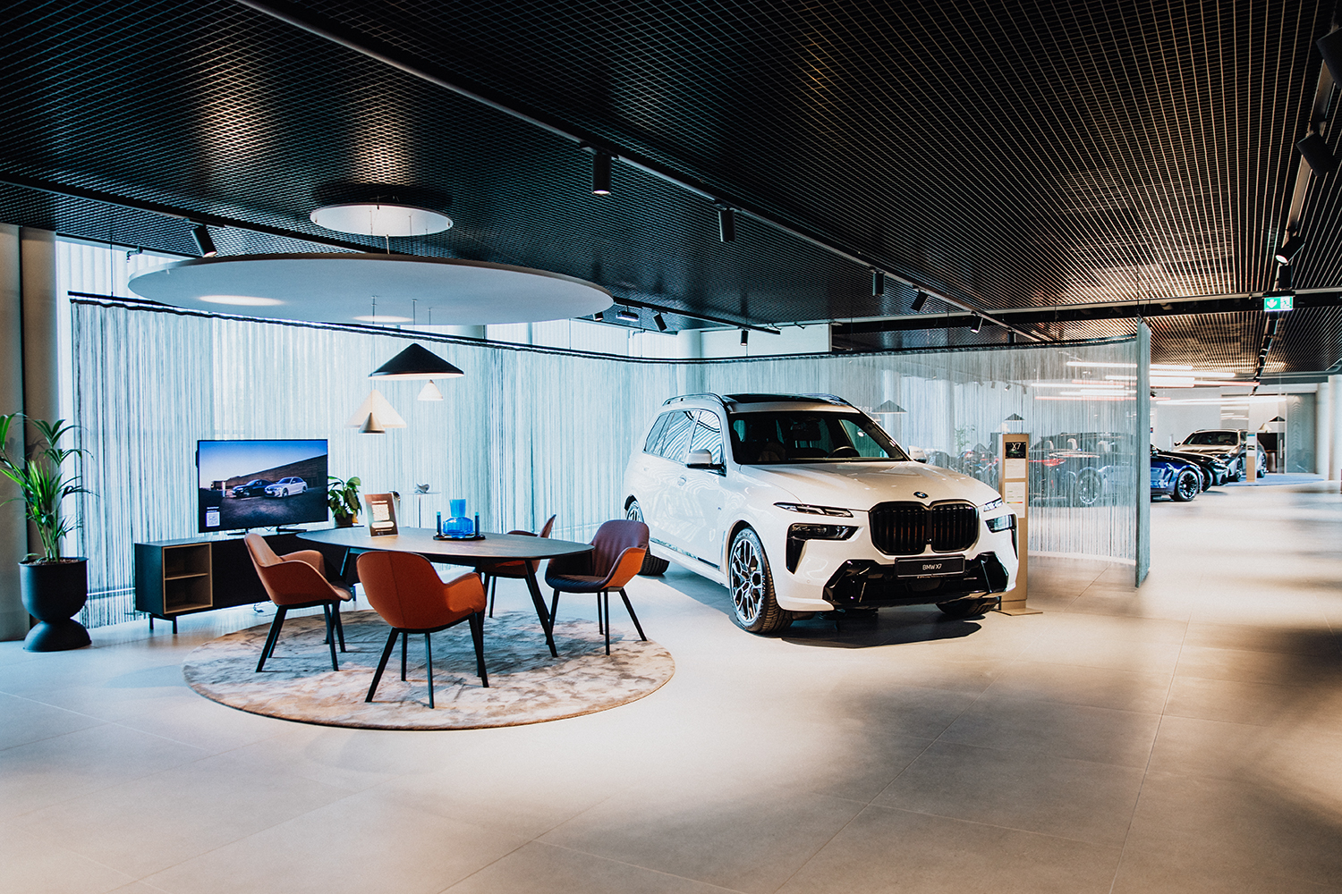 Innenaufnahme des Showrooms der BMW Niederlassung Wien mit BMW X7