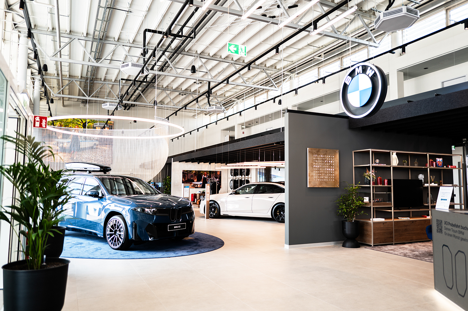 Innenaufnahme des Showrooms der BMW Niederlassung Wien mit BMW iX3