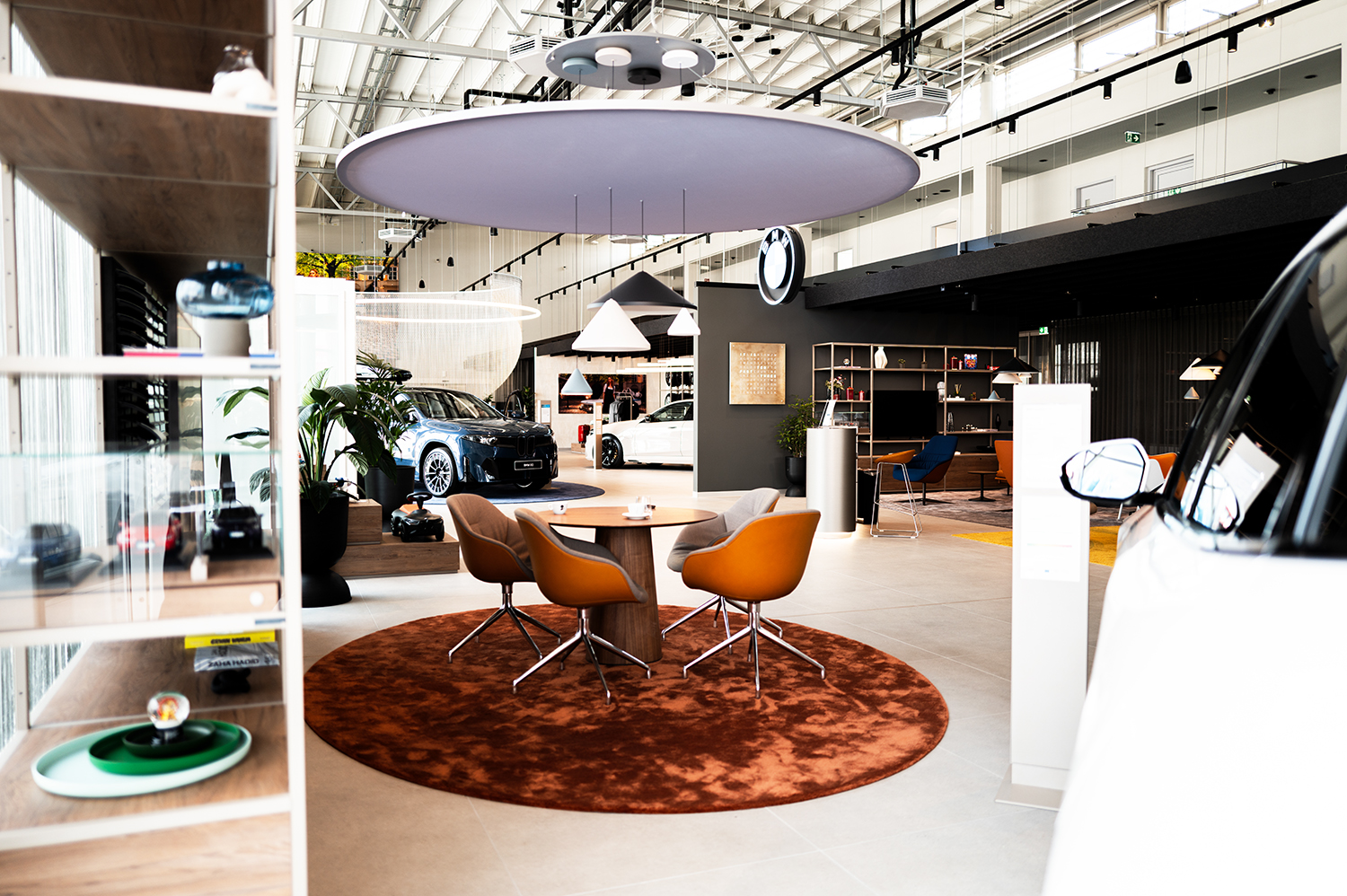 Innenaufnahme des Showrooms der BMW Niederlassung Wien mit Loungebereich