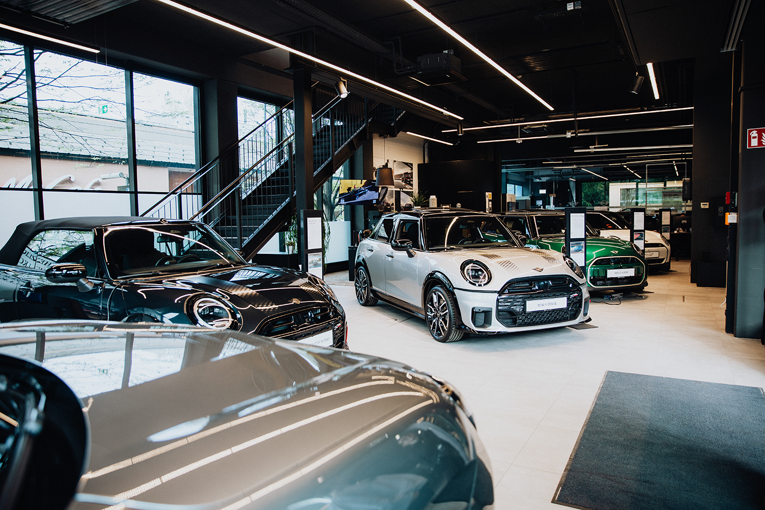 Innenaufnahme des Showrooms der BMW Niederlassung Wien mit verschiedenen MINI Modellen