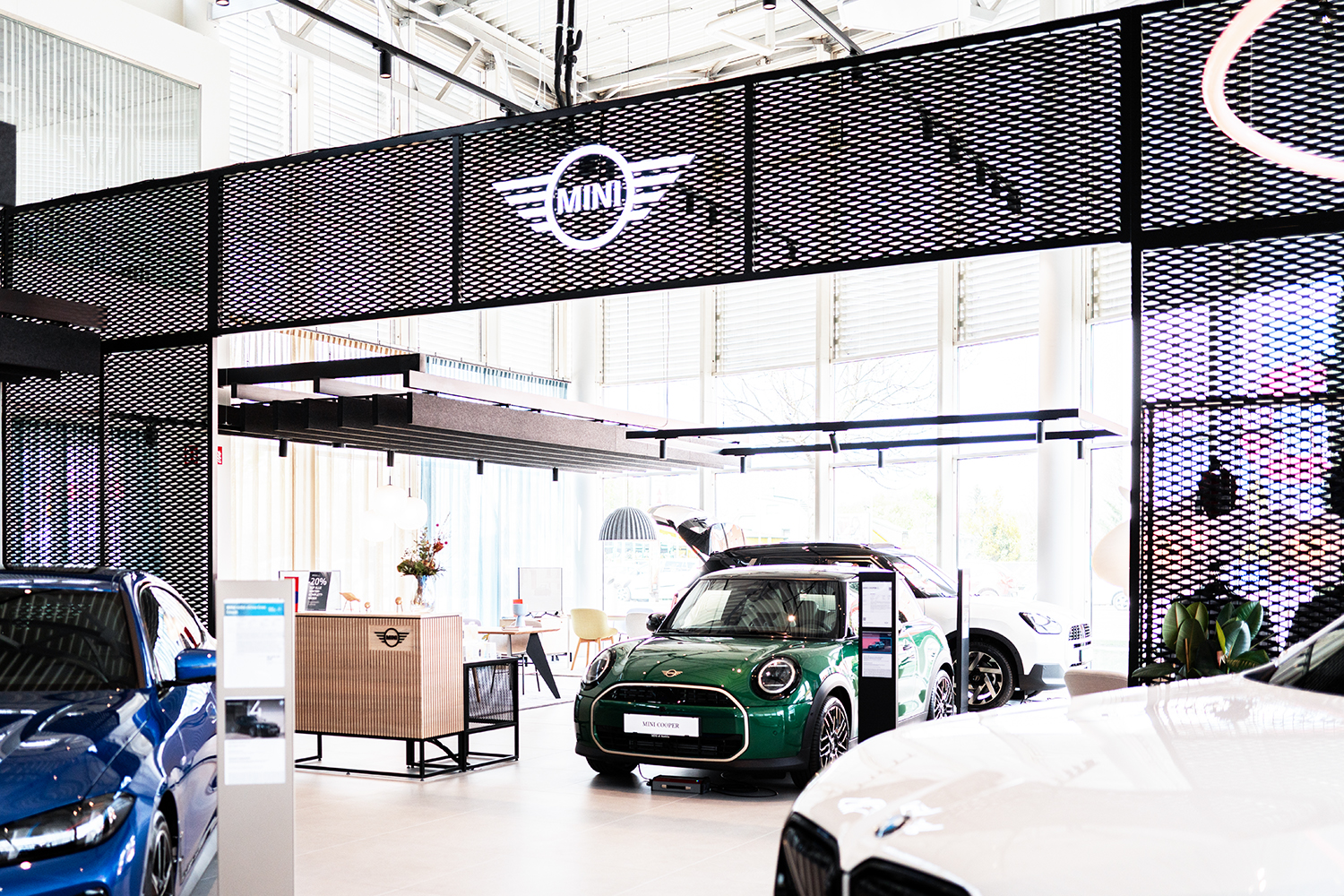 Innenaufnahme des Showrooms der BMW Niederlassung Wien, MINI Bereich
