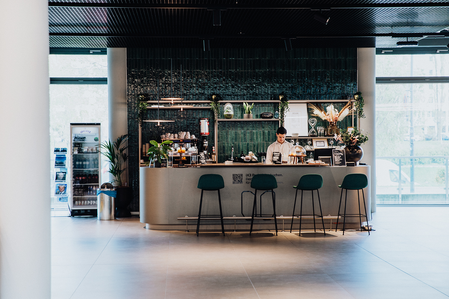 Innenaufnahme des Showrooms der BMW Niederlassung Wien mit Café
