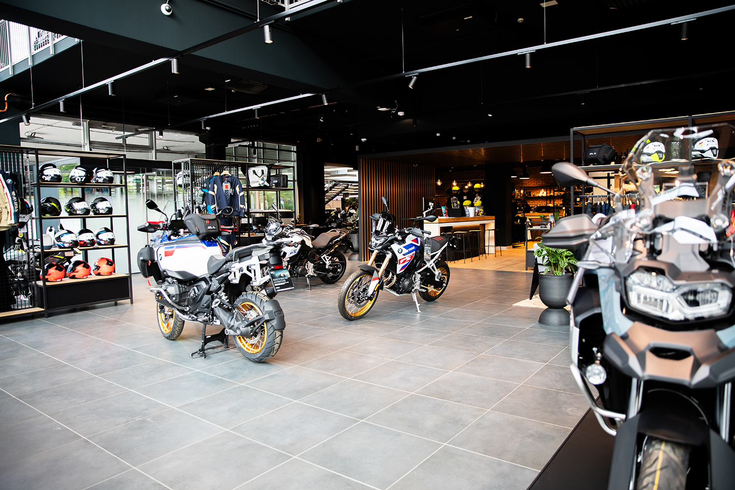 Innenaufnahme des Showrooms der BMW Niederlassung Wien mit verschiedenen BMW Motorrädern