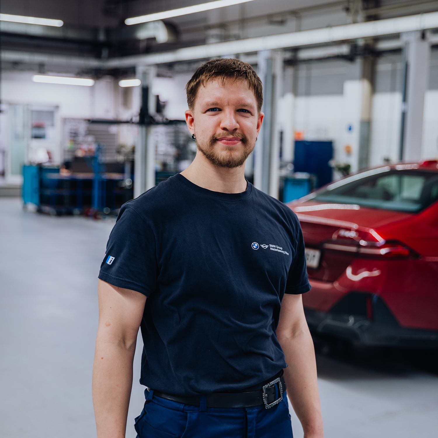 Kfz-Techniker Michael in der Werkstatt der BMW Niederlassung Wien