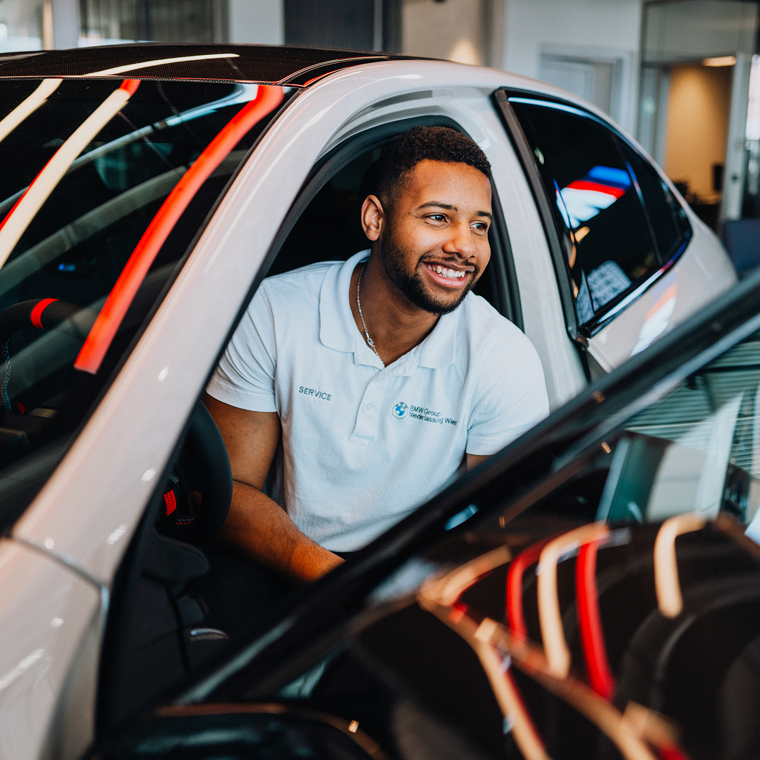 Serviceberater Ivan in einem weißen BMW M Modell