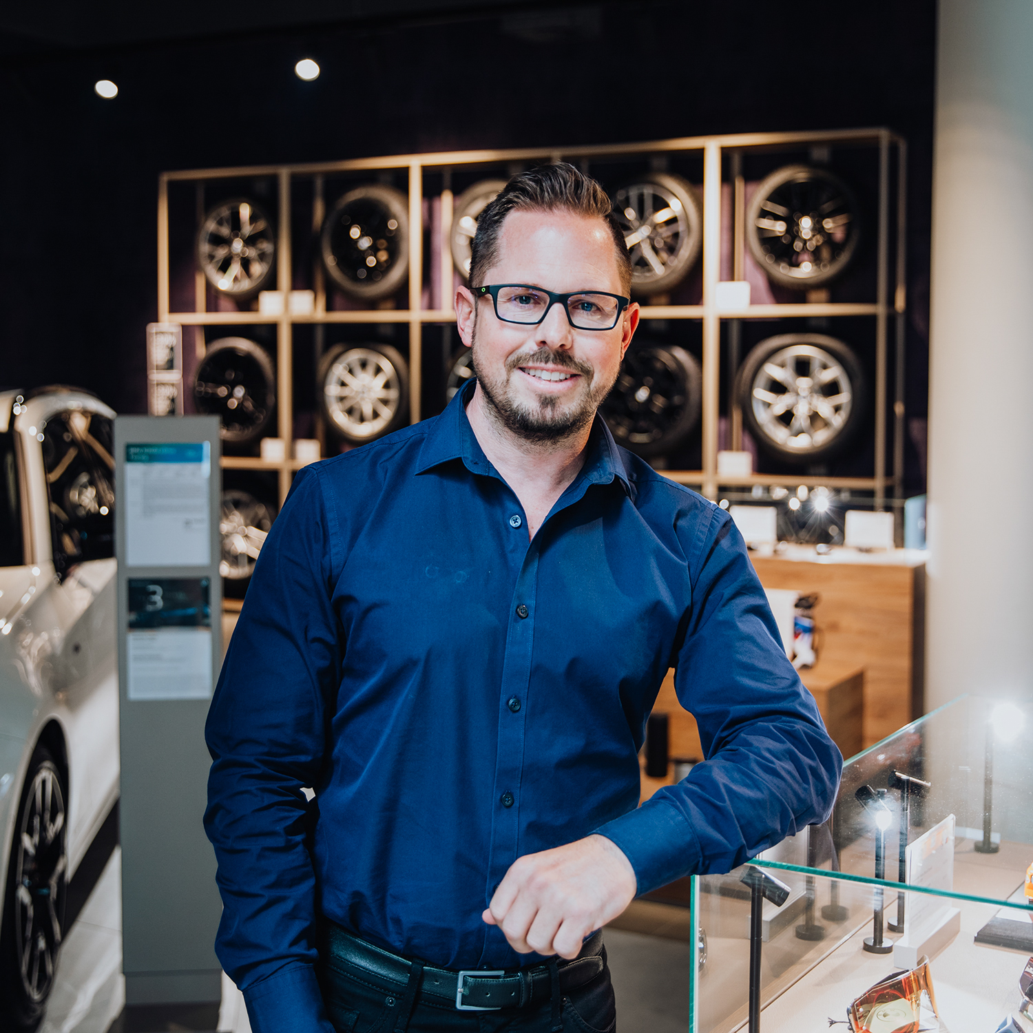Teamleiter Thomas im Ersatzteile-Showroom der BMW Niederlassung Wien