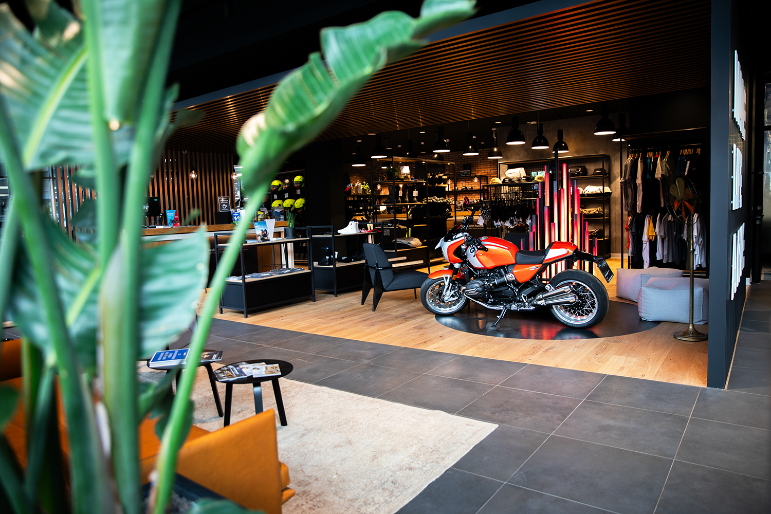 Innenaufnahme des BMW Motorrad Showrooms der BMW Niederlassung Wien mit einem orangen Motorrad