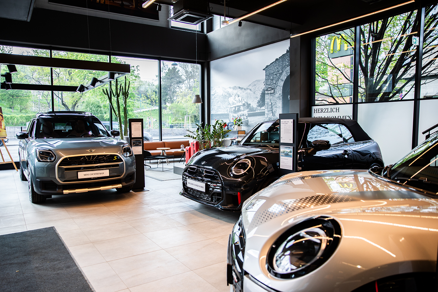 Innenaufnahme des MINI Showrooms der BMW Niederlassung Wien mit verschiedenen Fahrzeugen