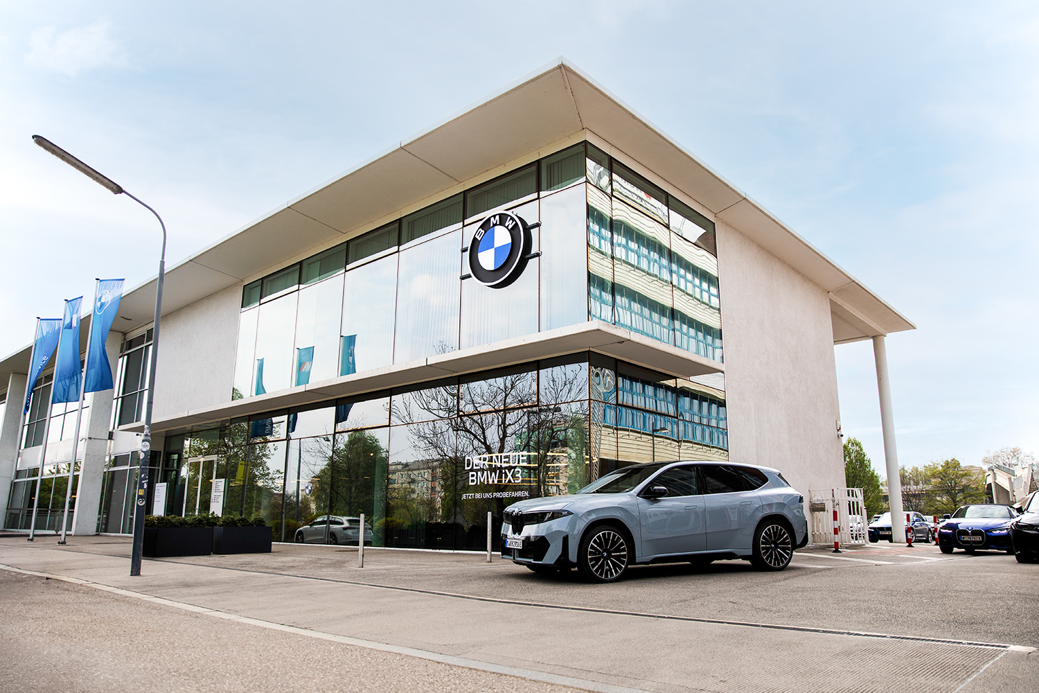 Außenaufnahme der BMW Niederlassung Wien Heiligenstadt mit BMW iX3