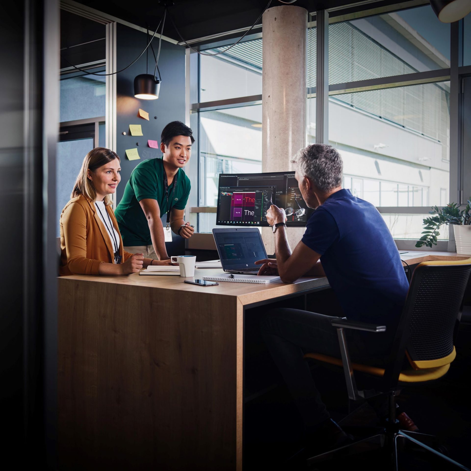 The image shows a meeting situation between BMW Group colleagues.