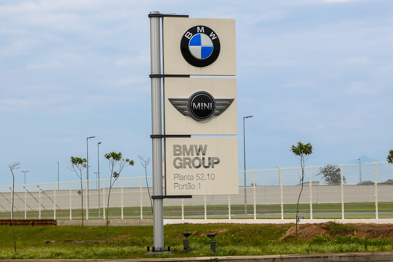 A sign of the BMW Group plant in Araquari with the BMW logo, the MINI logo and the writing BMW Group on it