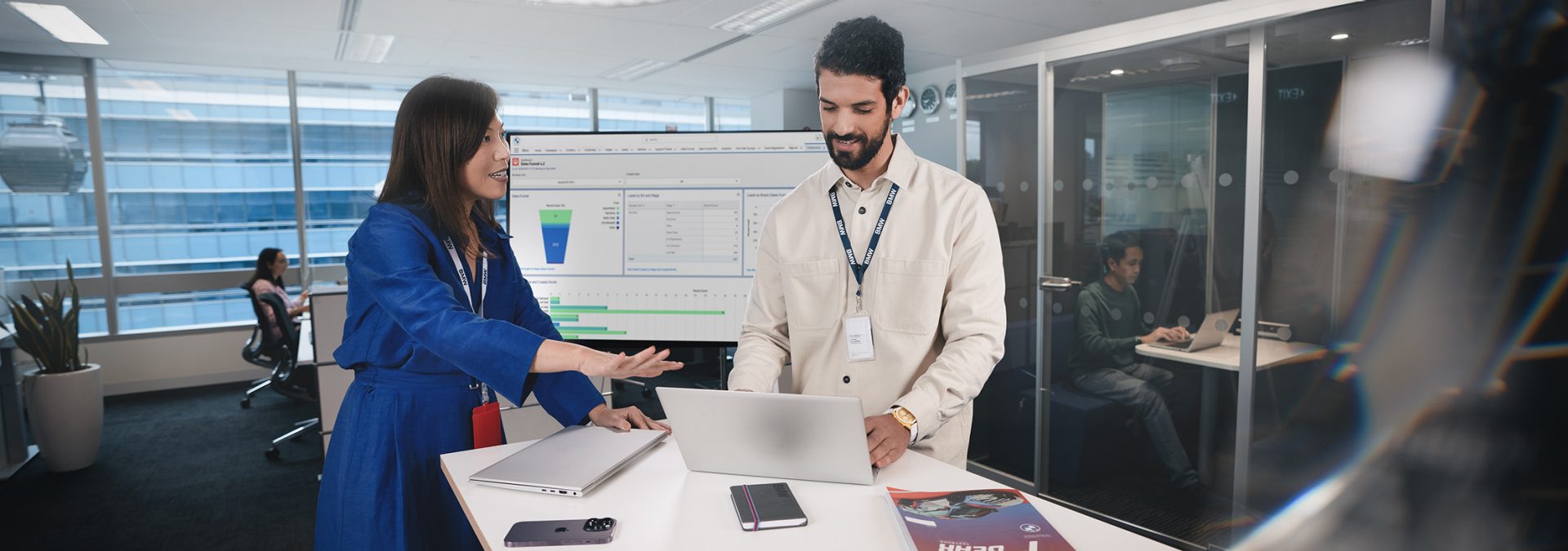 Deux collègues du service marketing analysant des informations marketing