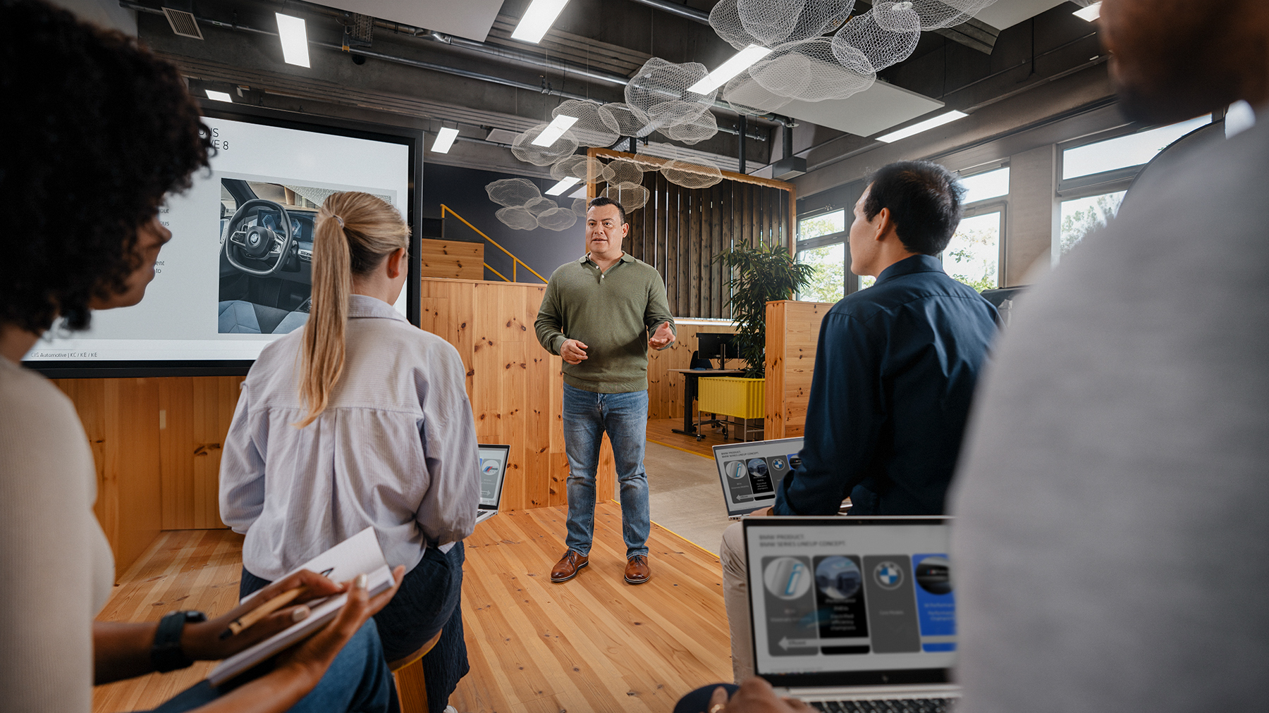 Ein Mitarbeiter hält einen Vortrag für Schulungsteilnehmer:innen
