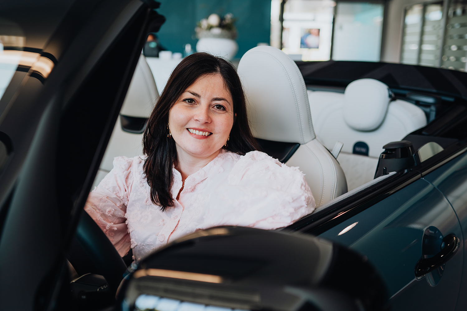 BMW Mitarbeiterin Antonietta im MINI Cabrio