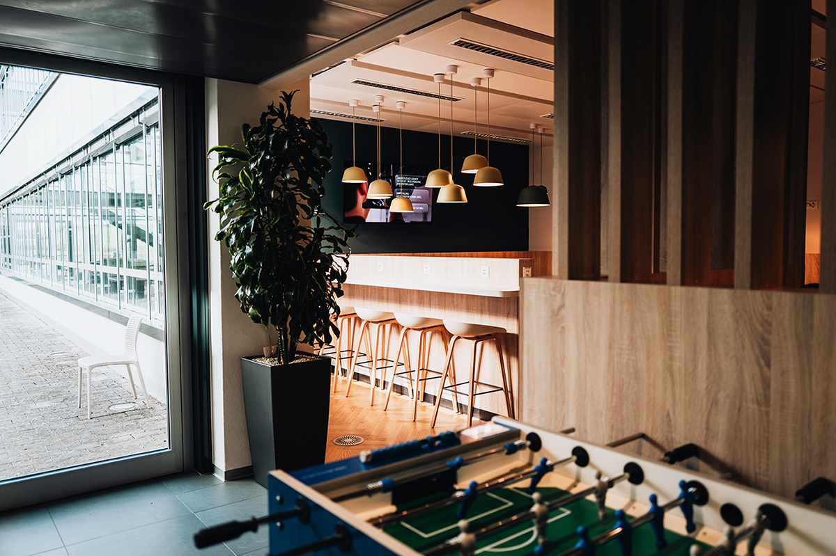 Headquarter Dielsdorf Modern lounge with tables and a table football table