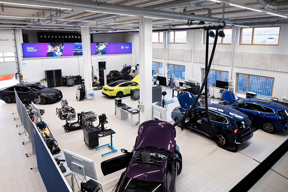 Trainingscenter Zofingen Interior view of a workshop with various BMW vehicles