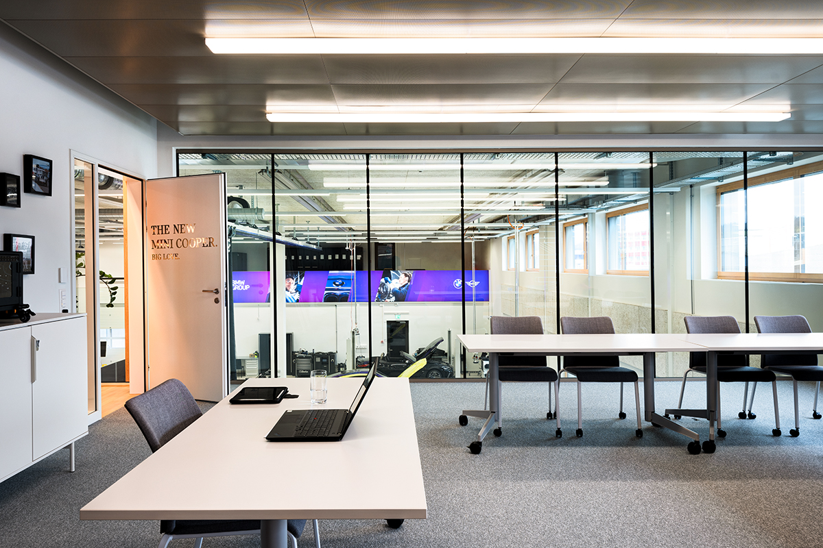 Trainingscenter Zofingen Modern and open meeting room with glass walls.
