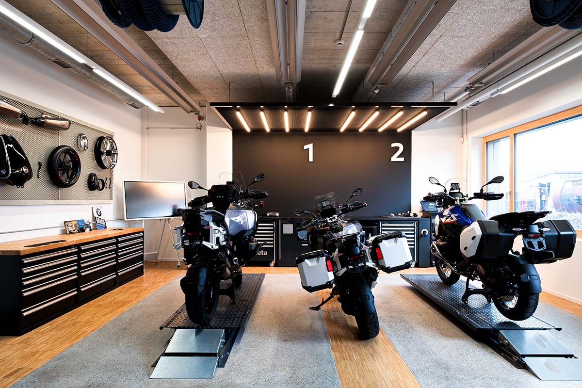 Trainingscenter Zofingen Three BMW Motorcycles standing in a workshop.