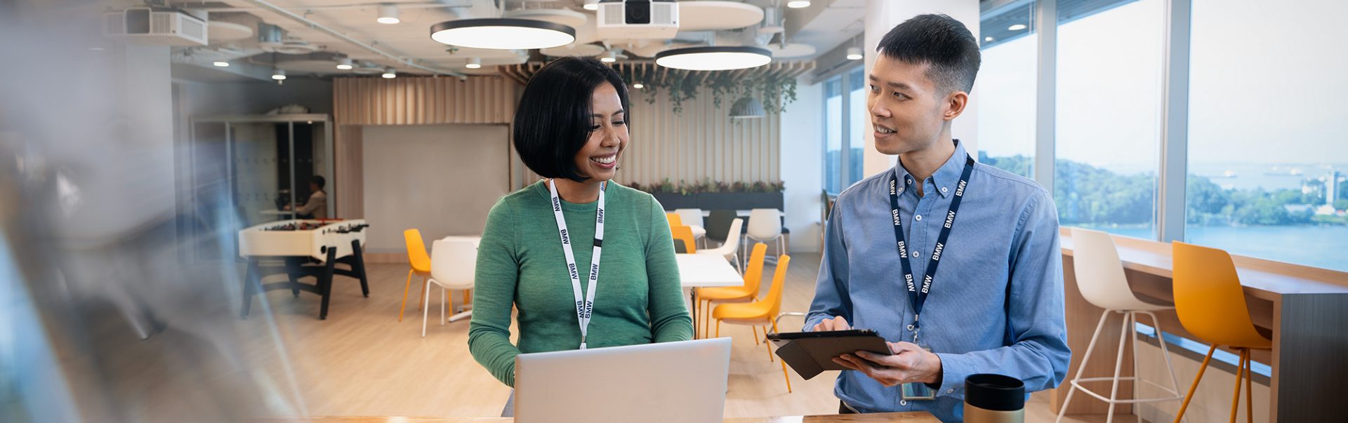 Two employees talking about the BMW Group benefit programmes.