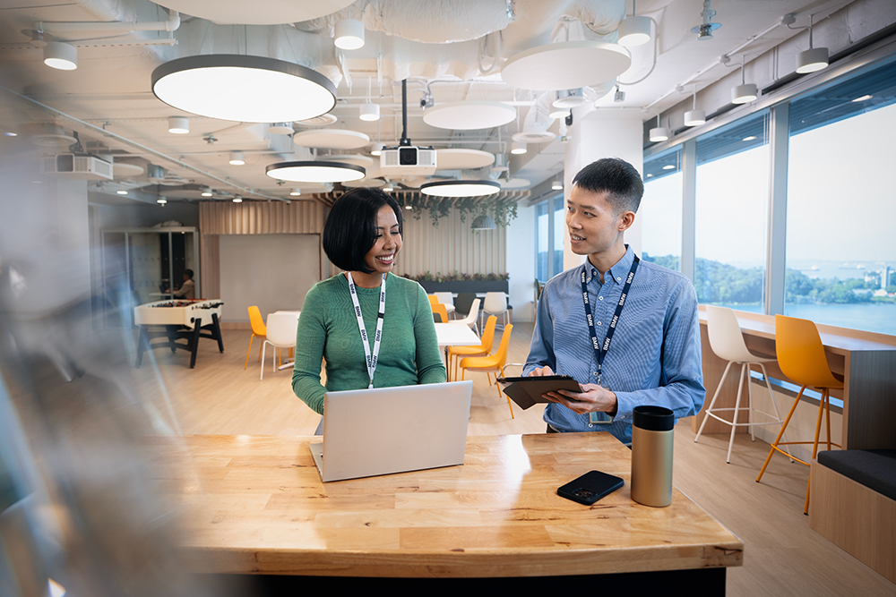 Two employees talking about the BMW Group benefit programmes.