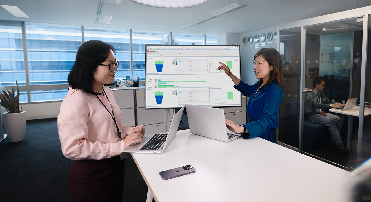 Two BMW colleagues are analysing data on a screen.