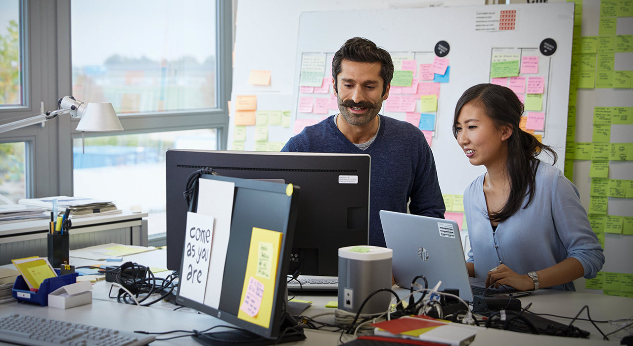 Two BMW colleagues are analysing data on a screen.