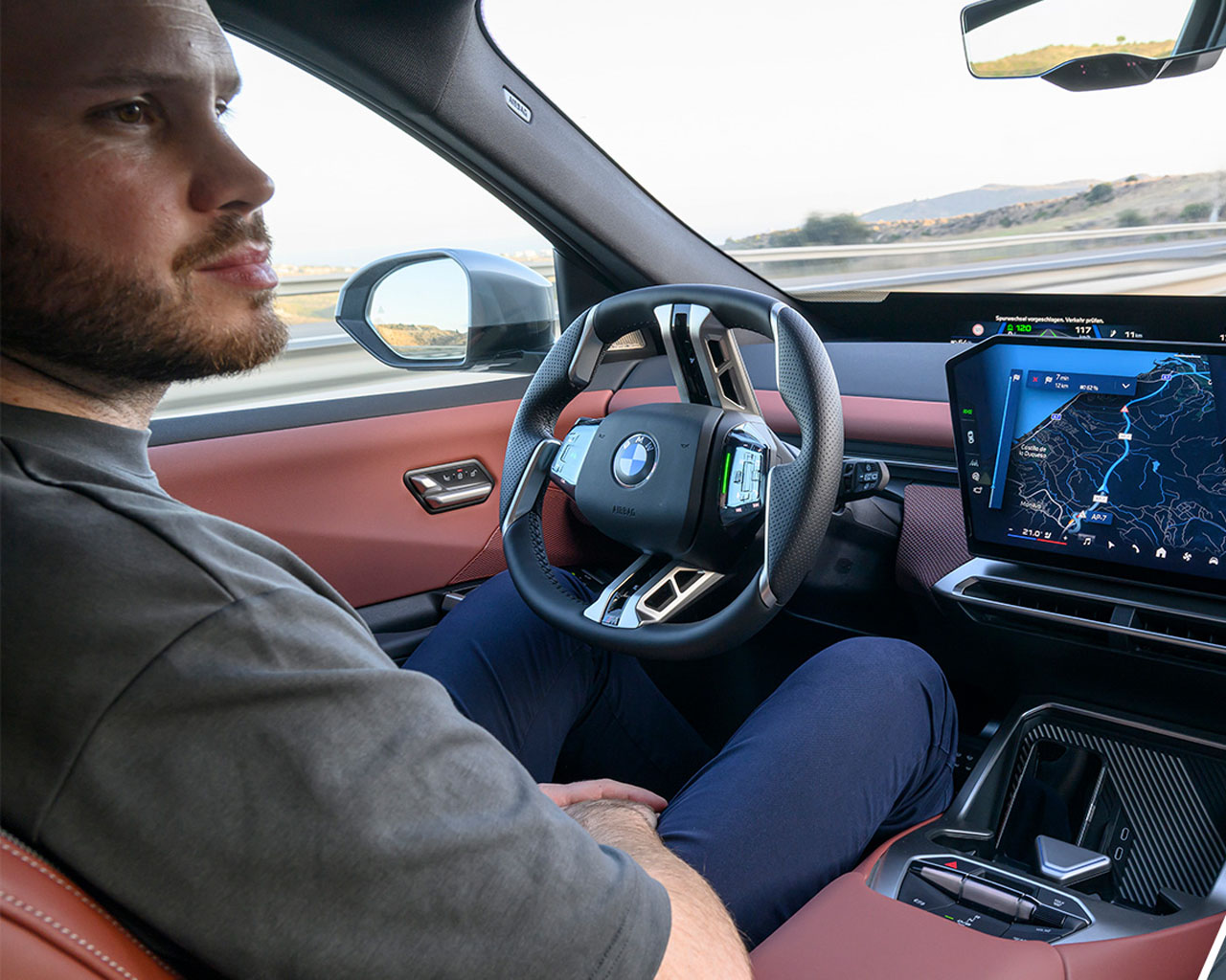 Zweigeteiltes Bild: Beide Ansichten zeigen den Autobahnassistenten, der Fahrunterstützung bietet.
