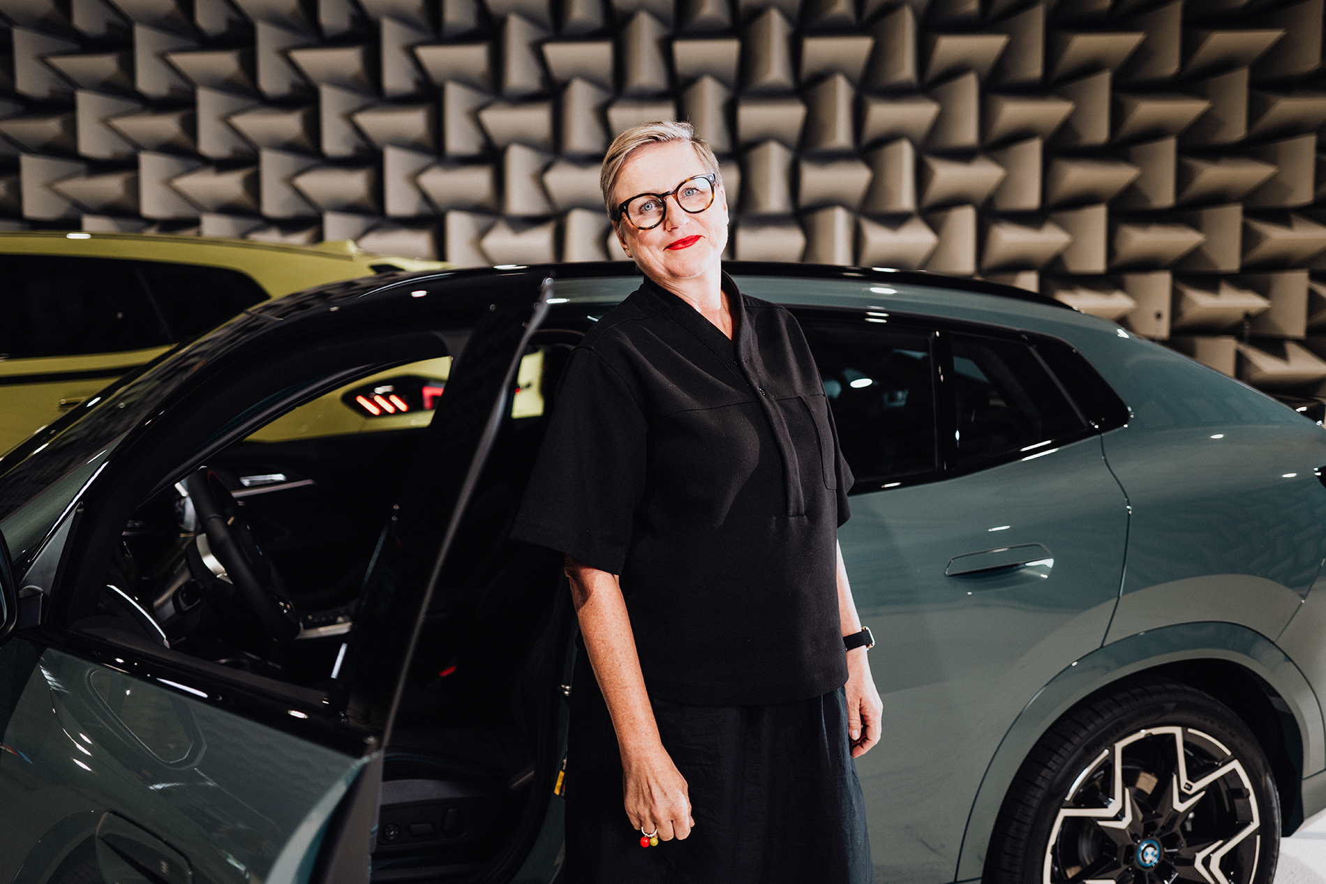 Daniela in front of the BMW IX2.